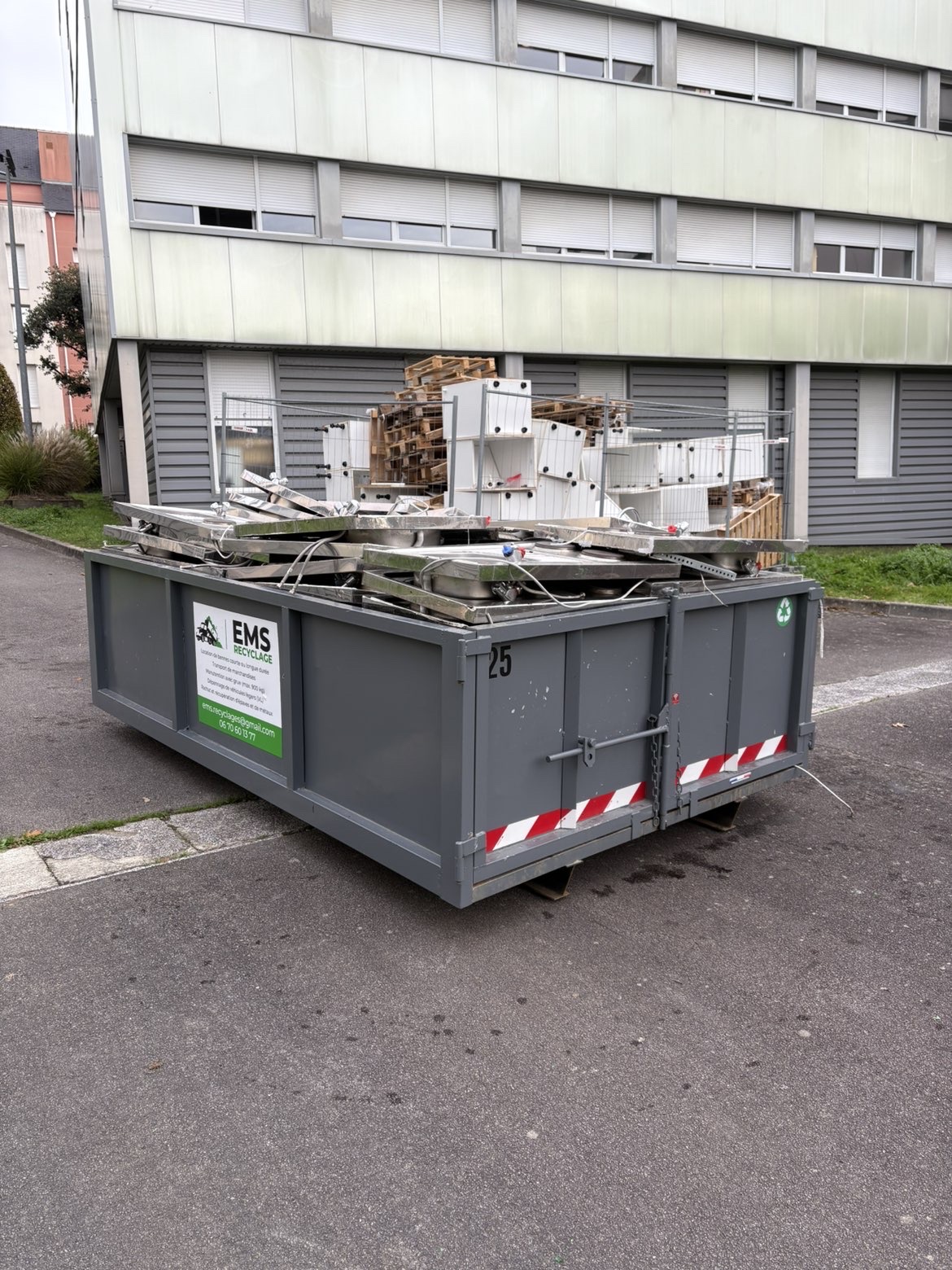 Camion EMS Recyclage avec benne chargee