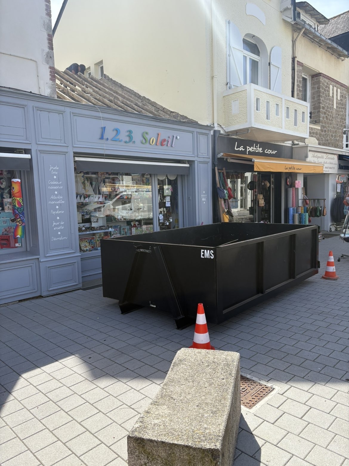 Benne vide EMS Recyclage en zone urbaine